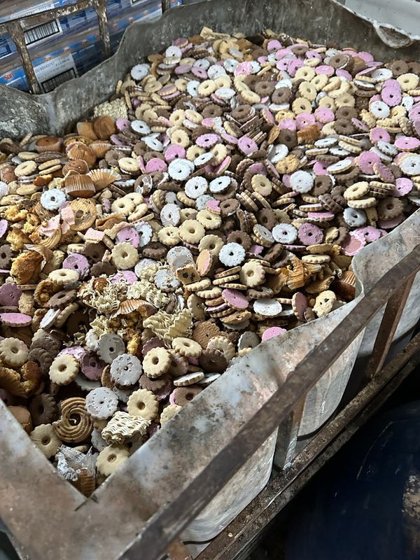 Galletitas fuera de especificación separadas de su envase para destrucción