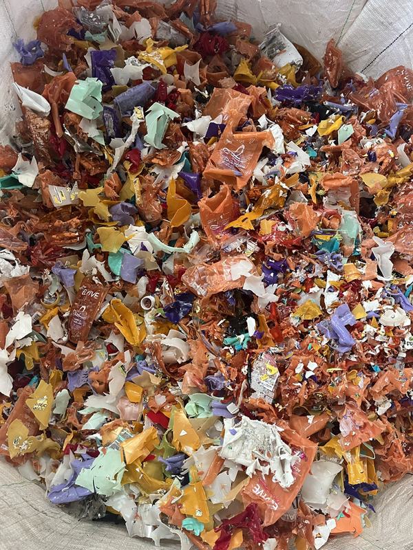 Plástico de envases de cosmética triturado en la planta de Biotrade, listo para reciclaje