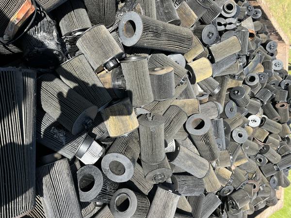 Filtros de aceite usados acopiados para prensado y reciclaje