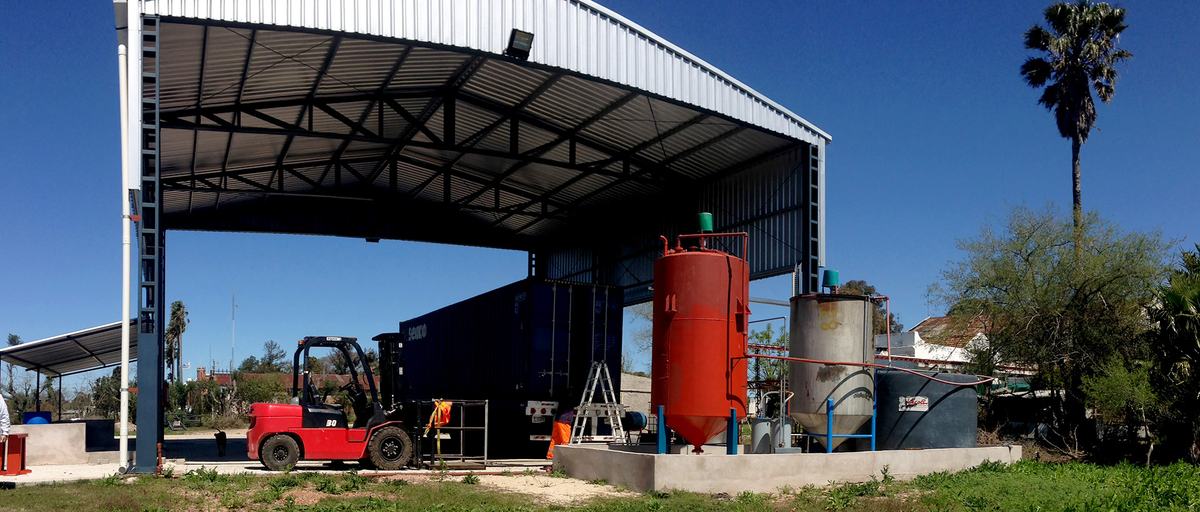 Galpón de tratamiento de la planta de Biotrade con tanques reactores y autoelevador