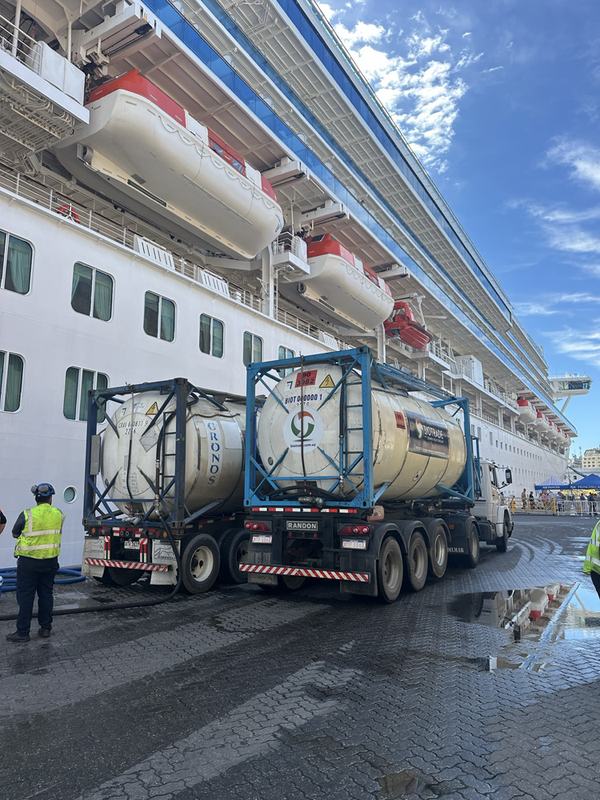 Isotanques de Biotrade junto a un crucero durante un retiro de aguas de sentina