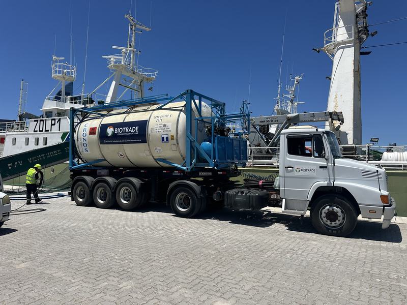 Isotanque de Biotrade conectado a un buque pesquero para el retiro de aguas de sentina
