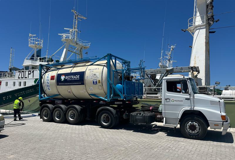Camión de Biotrade con isotanque junto a un pesquero en el puerto de Montevideo